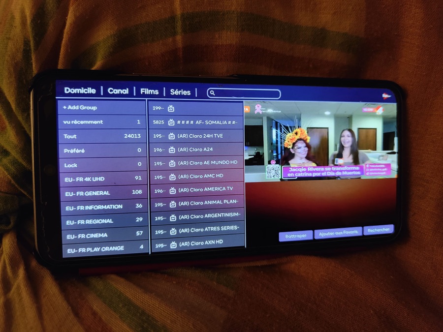 IBO Player op een smartphone met de zenderlijst en een live uitzending